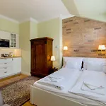 Roland Apartment *